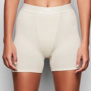 SKIMS COTTON BONE SHORTS / BOXERS